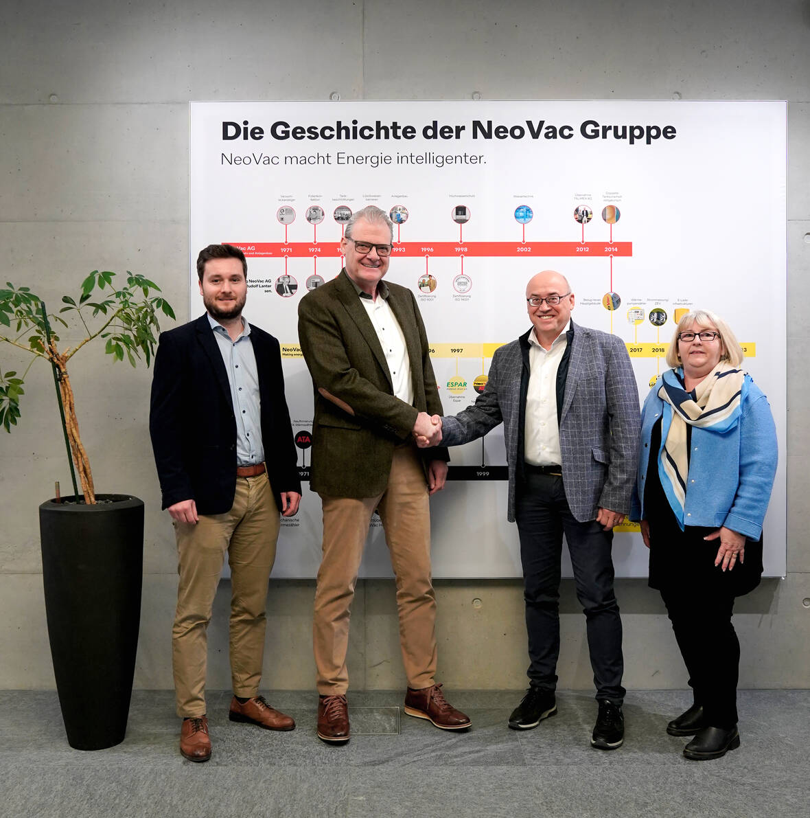 Von links: Reto Ammann und Rudolf Lanter von der NeoVac Gruppe mit dem Ehepaar Markus und Monika Willi, den bisherigen Eigentümern der Polytech Systeme AG | © NeoVac Von links: Reto Ammann und Rudolf Lanter von der NeoVac Gruppe mit dem Ehepaar Markus und Monika Willi, den bisherigen Eigentümern der Polytech Systeme AG | © NeoVac