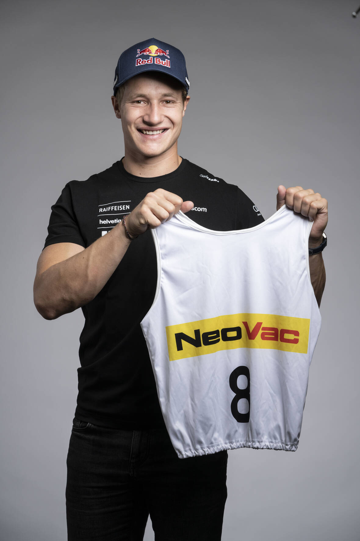 NeoVac mit Markenbotschafter Marco Odermatt | © NeoVac NeoVac mit Markenbotschafter Marco Odermatt | © NeoVac