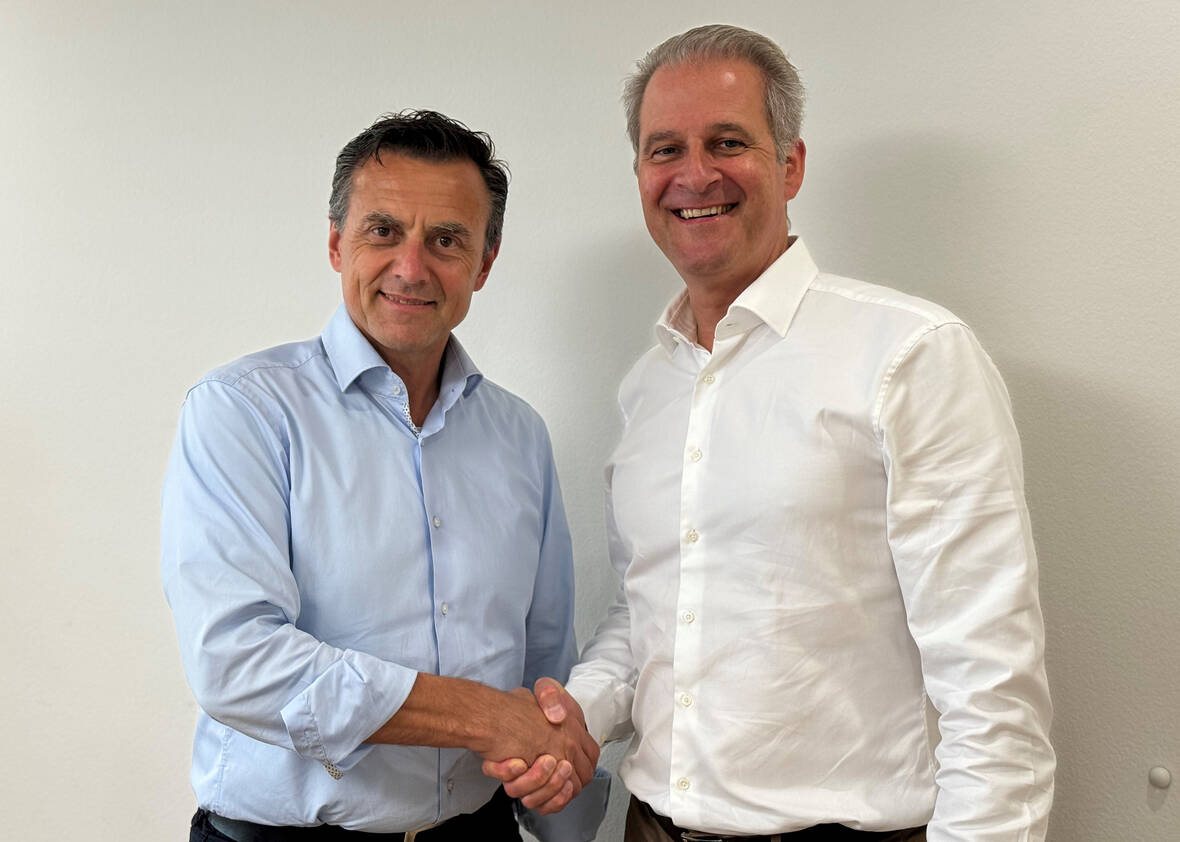 Christof Lindemann (VRP swenex) und Patrik Lanter (VRP NeoVac) beschliessen den Deal. | © NeoVac