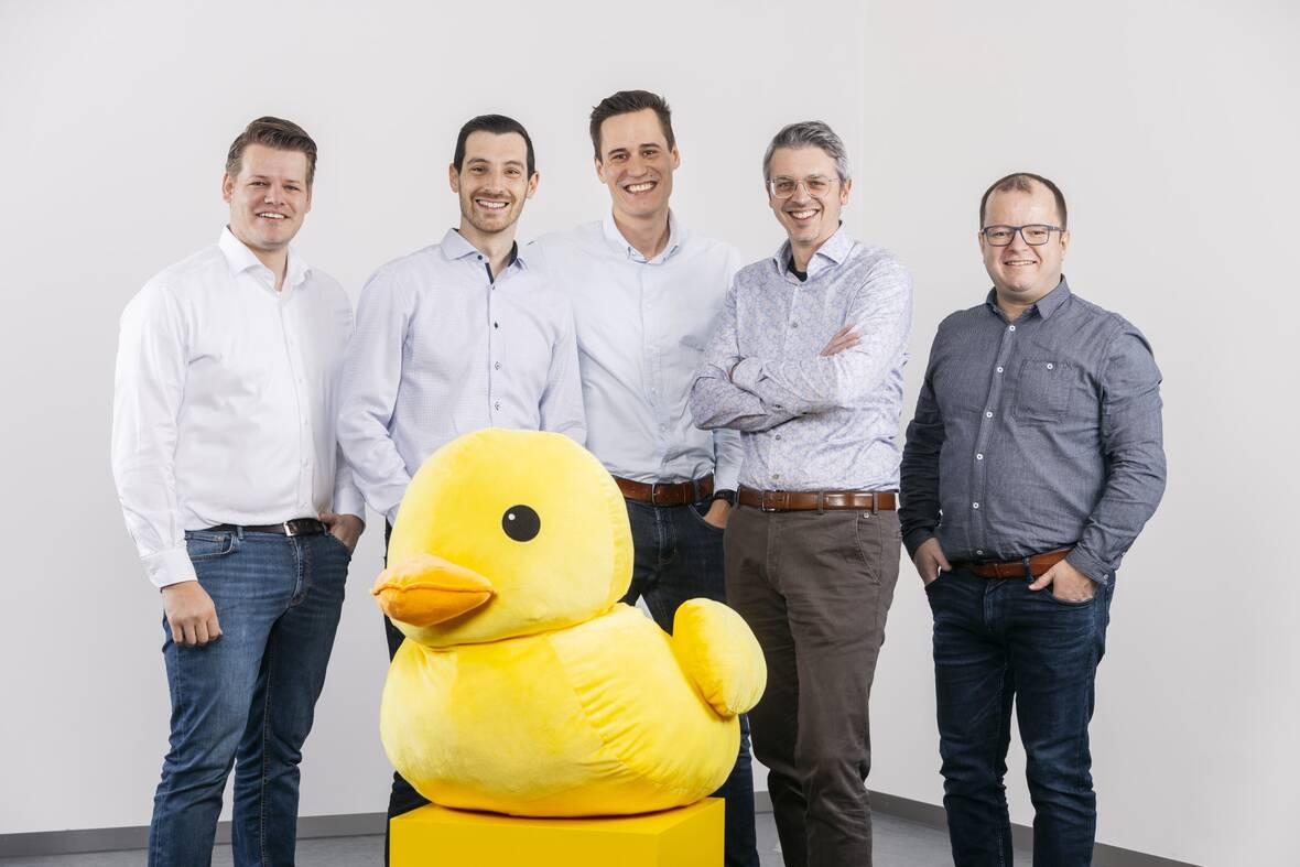 Core team von v.l.n.r.: Pascal Welti, Leiter Energy Consultant NeoVac; Matthias Burtscher, CEO Fusonic; Christof Gabriel, Product Owner Fusonic; NeoDuck; Michael Eugster, Leiter Marketing NeoVac; Johannes Hartmann, Senior Software Developer Fusonic | © NeoVac Core team von v.l.n.r.: Pascal Welti, Leiter Energy Consultant NeoVac; Matthias Burtscher, CEO Fusonic; Christof Gabriel, Product Owner Fusonic; NeoDuck; Michael Eugster, Leiter Marketing NeoVac; Johannes Hartmann, Senior Software Developer Fusonic | © NeoVac