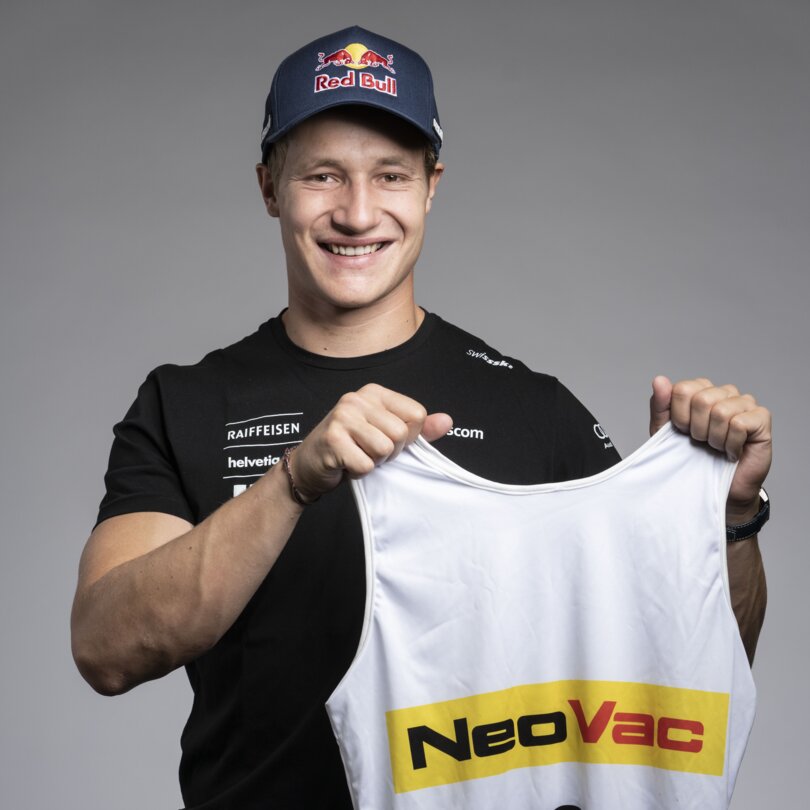 NeoVac mit Markenbotschafter Marco Odermatt | © NeoVac