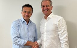 Christof Lindemann (VRP swenex) und Patrik Lanter (VRP NeoVac) beschliessen den Deal. | © NeoVac