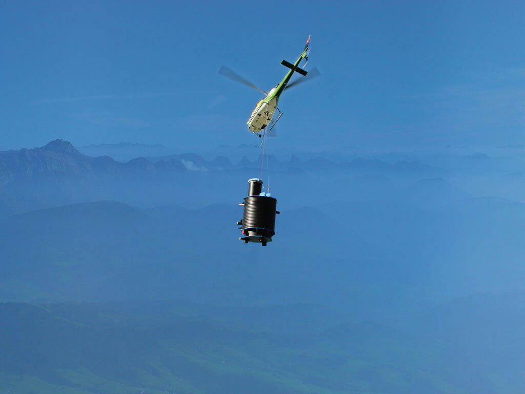 Transport Brunnenstube mit Helikopter