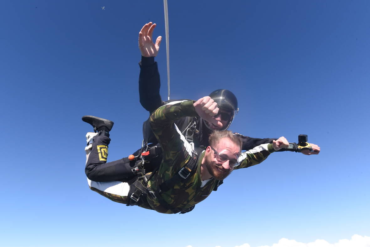 Fallschirmsprung-Experten und NeoVac Servicetechniker Jo Kunnen | © NeoVac Fallschirmsprung-Experte und NeoVac Servicetechniker Jo Kunnen zusammen mit Dashnor Shala während dem Sprung | © NeoVac