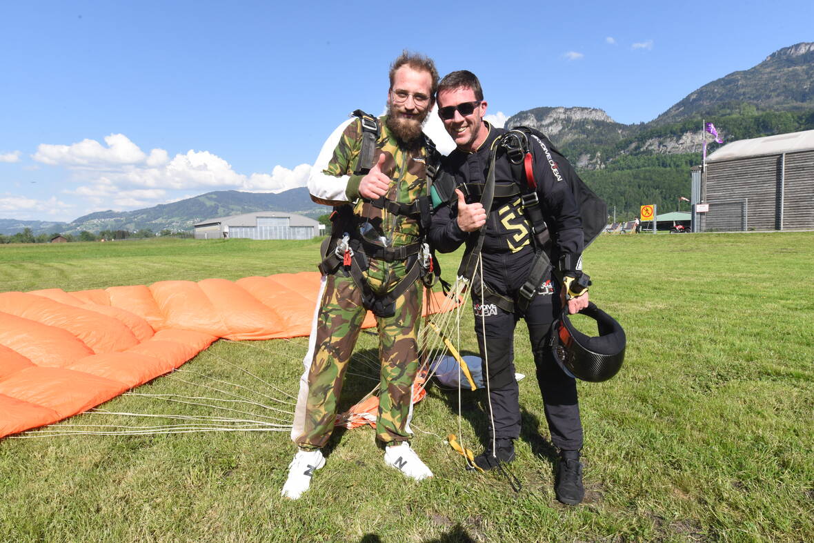 Fallschirmsprung-Experte und NeoVac Servicetechniker Jo Kunnen | © NeoVac Fallschirmsprung-Experte und NeoVac Servicetechniker Jo Kunnen zusammen mit Dashnor Shala | © NeoVac