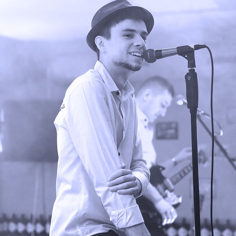 Technischer Sachbearbeiter bei Tag, Rocksänger bei Nacht | © NeoVac